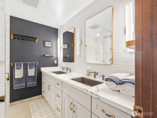 2625 W Beach Road, Oak Harbor, WA 98277