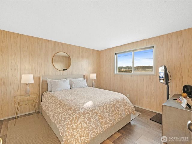 2625 W Beach Road, Oak Harbor, WA 98277