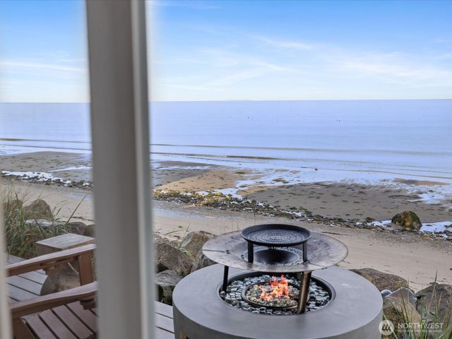 2625 W Beach Road, Oak Harbor, WA 98277