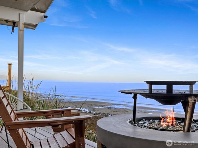 2625 W Beach Road, Oak Harbor, WA 98277