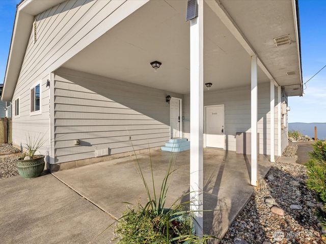 2625 W Beach Road, Oak Harbor, WA 98277
