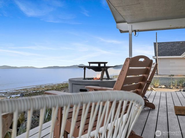 2625 W Beach Road, Oak Harbor, WA 98277