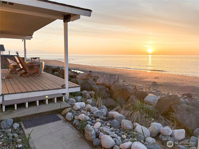 2625 W Beach Road, Oak Harbor, WA 98277