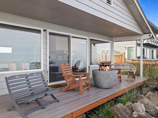 2625 W Beach Road, Oak Harbor, WA 98277