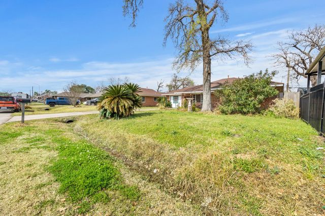 8901 Woodlyn Road, Houston, TX 77078