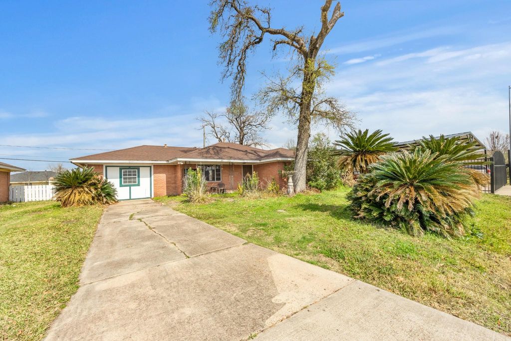 8901 Woodlyn Road, Houston, TX 77078