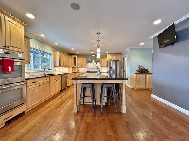 1320 11th St SW, Minot, ND 58701