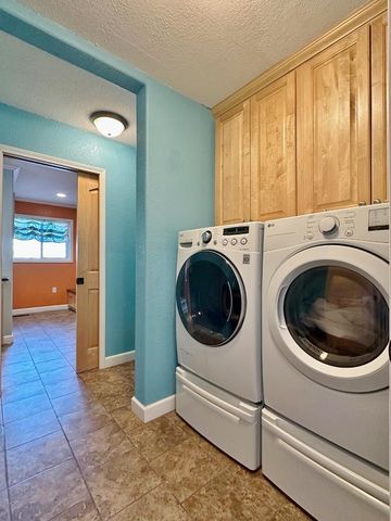 1320 11th St SW, Minot, ND 58701