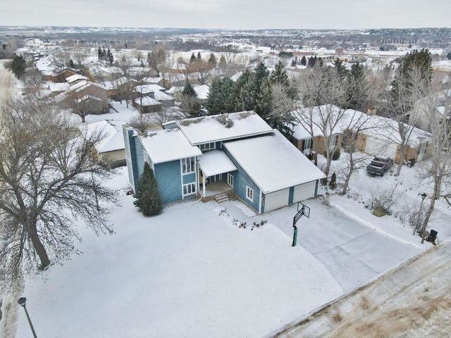 1320 11th St SW, Minot, ND 58701