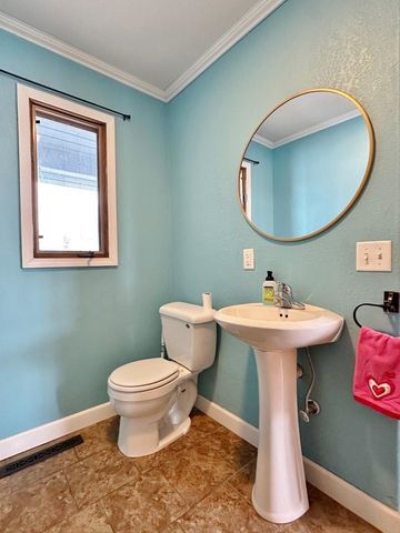 1320 11th St SW, Minot, ND 58701