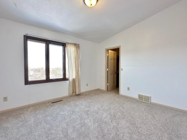 1320 11th St SW, Minot, ND 58701