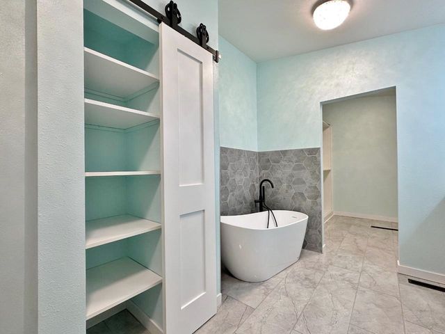 1320 11th St SW, Minot, ND 58701