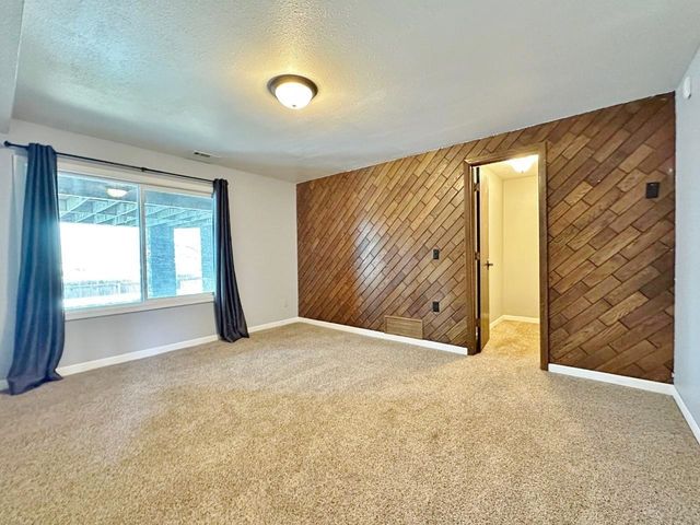 1320 11th St SW, Minot, ND 58701