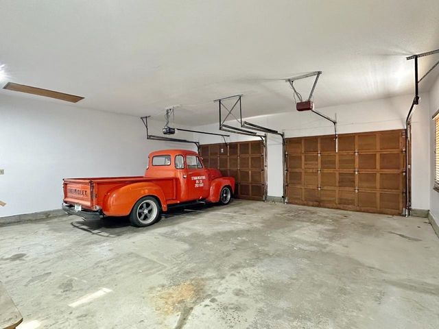 1320 11th St SW, Minot, ND 58701