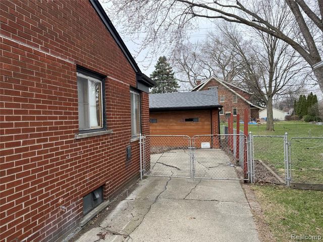 8225 Lochdale Street, Dearborn Heights, MI 48127
