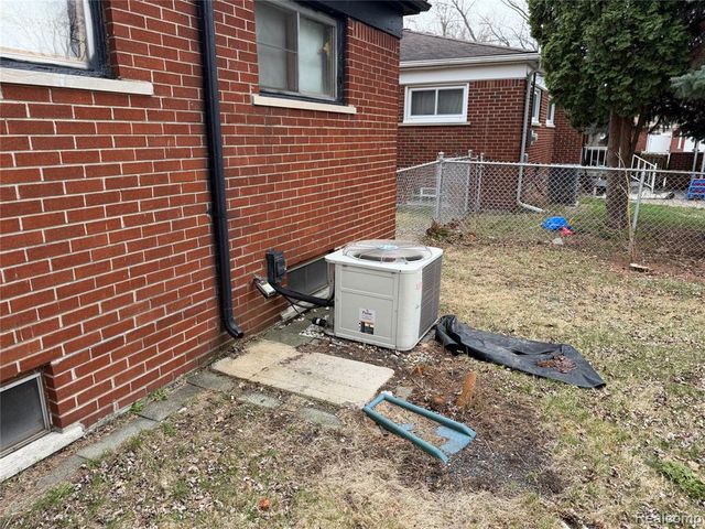 8225 Lochdale Street, Dearborn Heights, MI 48127