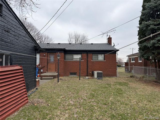 8225 Lochdale Street, Dearborn Heights, MI 48127