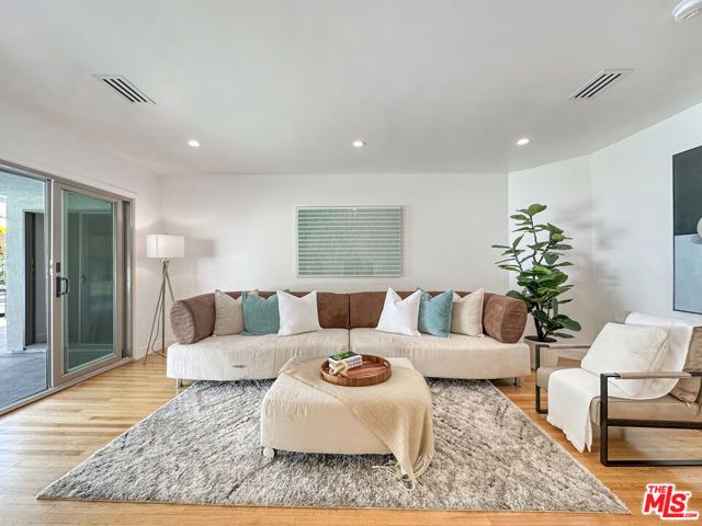 5810 S Halm Avenue, Los Angeles, CA 90056