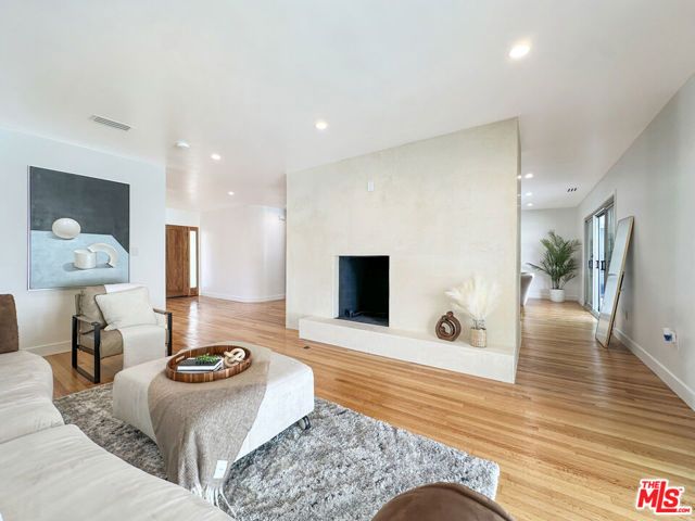 5810 S Halm Avenue, Los Angeles, CA 90056