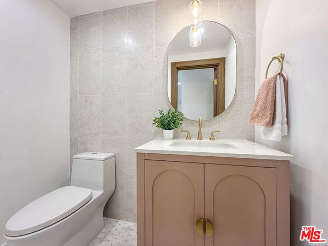 5810 S Halm Avenue, Los Angeles, CA 90056