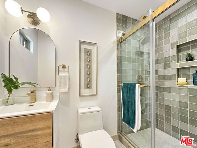 5810 S Halm Avenue, Los Angeles, CA 90056
