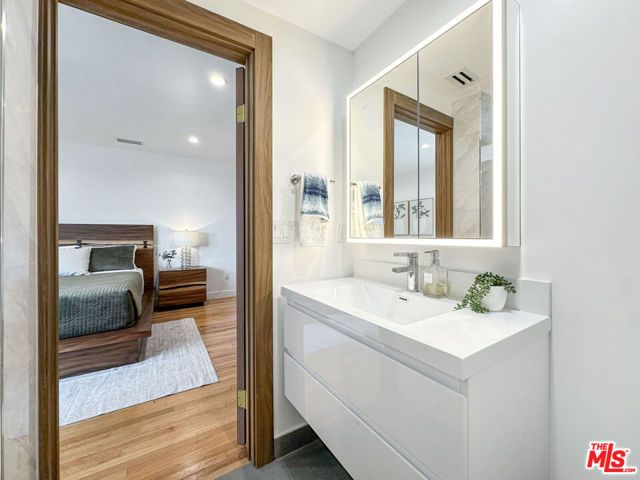 5810 S Halm Avenue, Los Angeles, CA 90056
