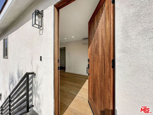 5810 S Halm Avenue, Los Angeles, CA 90056