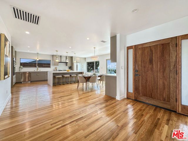 5810 S Halm Avenue, Los Angeles, CA 90056