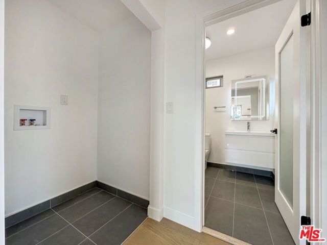 5810 S Halm Avenue, Los Angeles, CA 90056