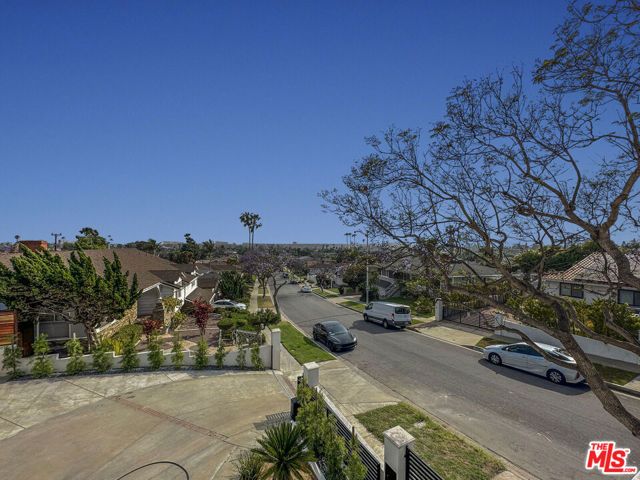 5810 S Halm Avenue, Los Angeles, CA 90056