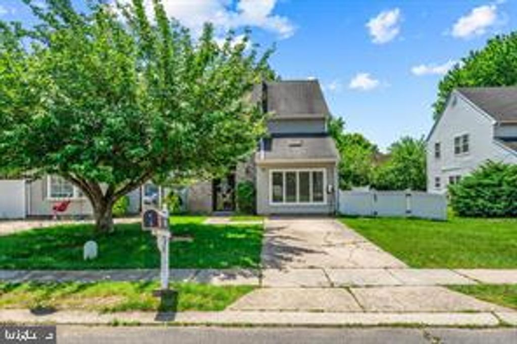 68 FRANKLIN DR, Voorhees, NJ 08043