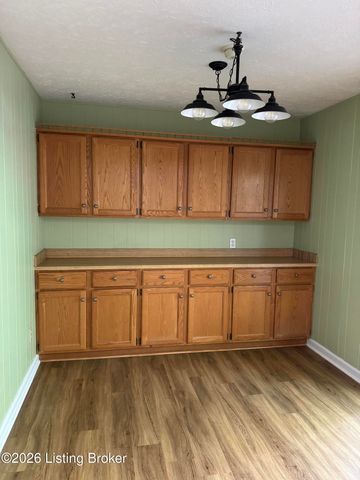 9814 Oakshire Dr, Jeffersontown, KY 40299