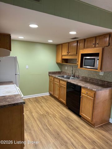 9814 Oakshire Dr, Jeffersontown, KY 40299