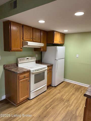 9814 Oakshire Dr, Jeffersontown, KY 40299
