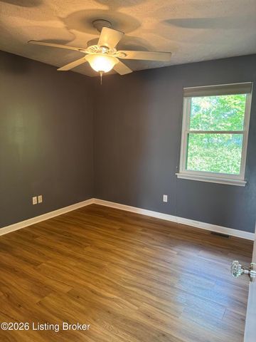 9814 Oakshire Dr, Jeffersontown, KY 40299