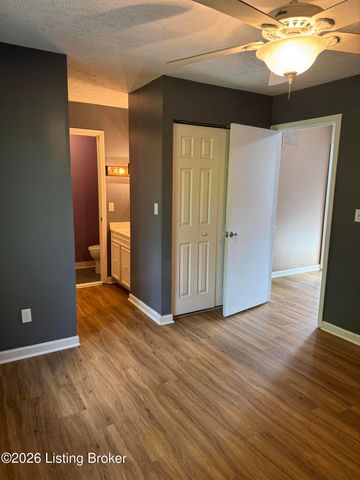 9814 Oakshire Dr, Jeffersontown, KY 40299