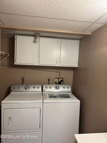 9814 Oakshire Dr, Jeffersontown, KY 40299