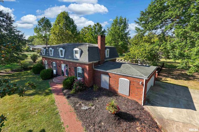 27 PINEWOOD Drive, Carbondale, IL 62901