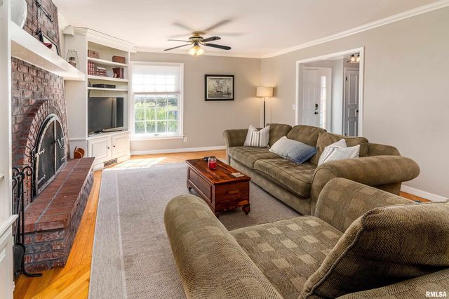 27 PINEWOOD Drive, Carbondale, IL 62901