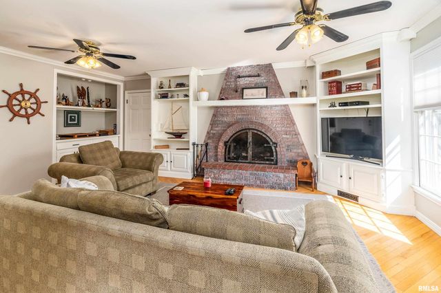 27 PINEWOOD Drive, Carbondale, IL 62901