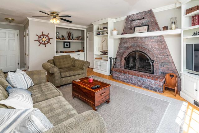 27 PINEWOOD Drive, Carbondale, IL 62901