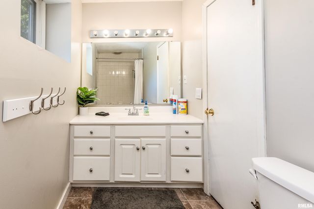 27 PINEWOOD Drive, Carbondale, IL 62901