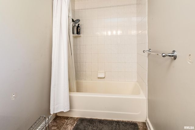 27 PINEWOOD Drive, Carbondale, IL 62901