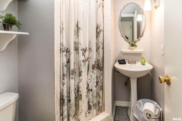 27 PINEWOOD Drive, Carbondale, IL 62901