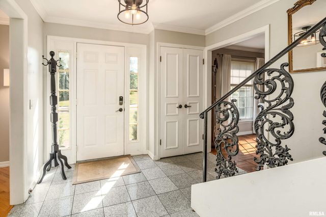 27 PINEWOOD Drive, Carbondale, IL 62901