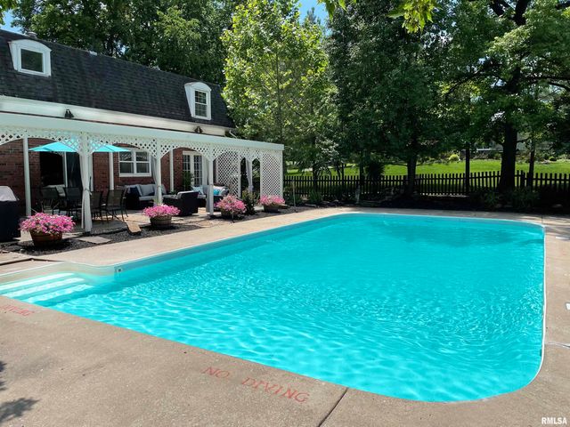 27 PINEWOOD Drive, Carbondale, IL 62901