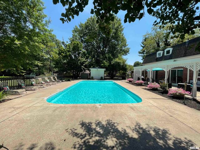 27 PINEWOOD Drive, Carbondale, IL 62901