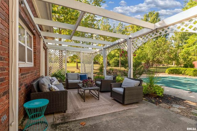 27 PINEWOOD Drive, Carbondale, IL 62901