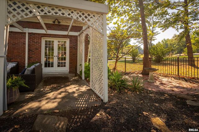 27 PINEWOOD Drive, Carbondale, IL 62901