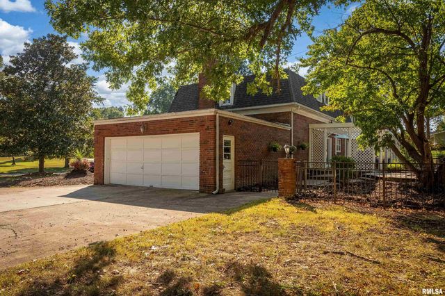 27 PINEWOOD Drive, Carbondale, IL 62901